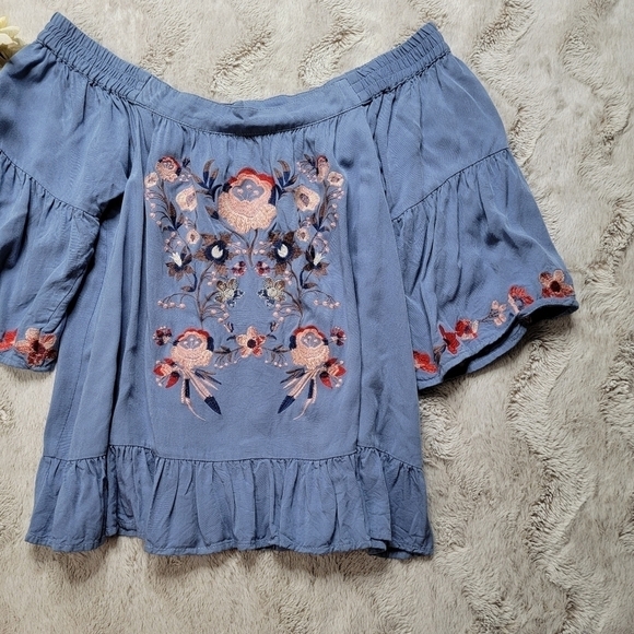 ✨️CL AltardState Stitch Embroidered Floral Design Blue Off Shoulder Ruffle Top S - Picture 3 of 11